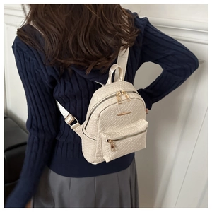 Vue arrière d'un mannequin portant un sac à dos crème en cuir PU tressé doré