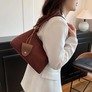 Sac à bandoulière rétro en daim rouge-brun pour femme avec lanière en cuir et boucle