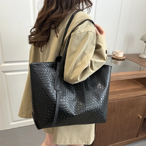 Grand sac cabas noir tissé avec texture à carreaux et bandoulière pour femmes