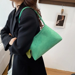 Sac à épaule femme en daim vert vif avec un design baguette minimaliste et tendance