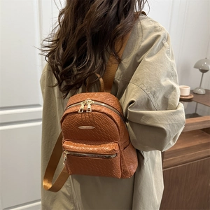 Mini sac à dos marron chic pour femme avec texture tressée et double fermeture éclair