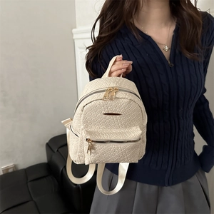 Mini sac à dos crème pour femme avec texture tissée et détails métalliques dorés