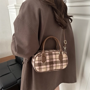 Vintage Mini-Boston-Tasche aus rosa kariertem Tweed mit braunen Ledergriffen am Modell