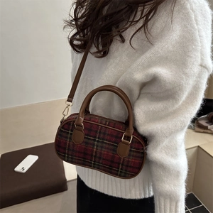 Retro-Mini-Boston-Tasche mit rotem Karomuster, braunen Griffen und Schultergurt