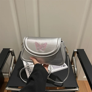 Silberne Umhängetasche mit rosa Schmetterlingsstickerei und Metallic-Oberfläche