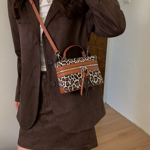 Sac à main tendance imprimé léopard avec bordure en cuir marron porté en bandoulière
