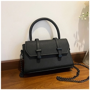 Détail du mini sac à bandoulière en cuir Saffiano noir avec chaîne en métal et poignée