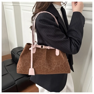 Vue latérale du sac cabas léopard avec lanières roses et détails de boucle en métal