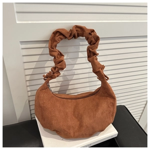 Détail du sac croissant marron avec anse plissée élégante et finition en daim doux