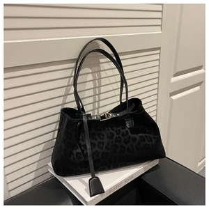 Détail du sac cabas à imprimé léopard avec boucle en métal et lanières en cuir noir