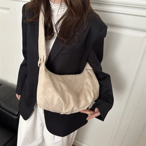 Grand sac cabas plissé beige en velours côtelé pour femme avec bandoulière large