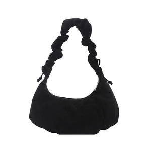 Sac fourre-tout croissant en daim noir avec bandoulière froncée au design minimaliste