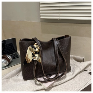 Détail du grand sac cabas marron foncé avec surpiqûres et foulard décoratif en soie