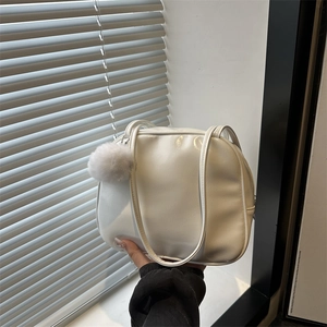 Borsa chic in pelle verniciata bianca da donna con ciondolo a pompon e doppi manici superiori