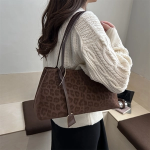Grand sac fourre-tout à imprimé léopard en daim marron foncé, style hiver automne 2025