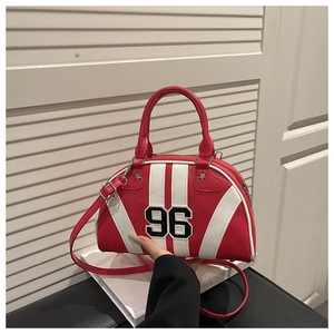 Détail du sac bowling rouge avec rayures verticales blanches et décoration imprimée 96