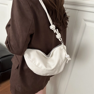 Sac croissant en cuir blanc minimaliste avec grande perle et bandoulière à nœud élégant