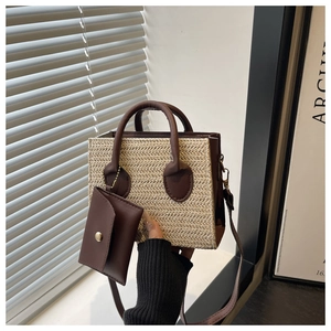 Détail d'un sac à main en paille tressée avec bandoulière et petite pochette assortie