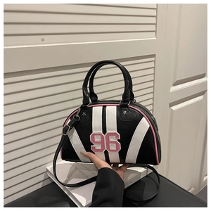 Détail du sac bowling tendance avec panneaux contrastés et écusson brodé 96 décoratif