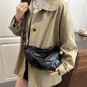 Sac à bandoulière demi-lune noir minimaliste en cuir PU brillant avec nœud et breloque