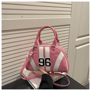 Sac Boston rose et blanc avec écusson numéro 96 et bandoulière amovible en détail