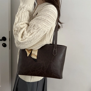 Grand sac cabas rétro marron foncé avec surpiqûres contrastées et foulard décoratif à l'épaule