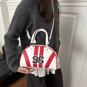 Mini sac Boston demi-cercle blanc avec rayures rouges et patch numéro 96 stylisé