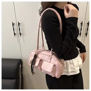 Dettaglio borsa a spalla rosa con tasche esterne a patta e decorazione in seta