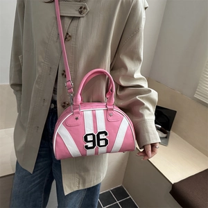 Sac bandoulière rose style bowling avec rayures blanches et écusson numéro 96