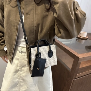 Sac à bandoulière en paille avec garniture en cuir noir et mini pochette assortie