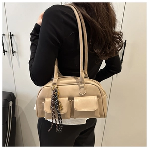 Vista laterale della borsa a spalla beige in PU con tasche e ciondolo a chiave