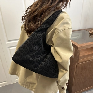 2025 stylish black leopard print tote bag for women featuring a minimalist fleece texture
