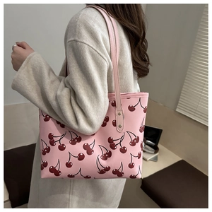 Détail du sac cabas rose avec motif cerise montrant les bretelles et la grande capacité