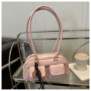 Dettaglio borsa Boston rosa con doppie tasche frontali, foulard di seta e charm tennis