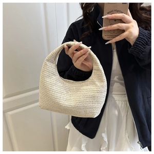Gros plan sur un sac hobo blanc cassé avec texture tissée en V et poignée intégrée