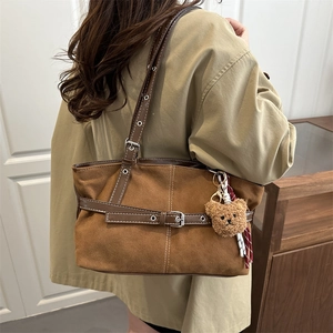 Sac cabas vintage en daim marron avec grande capacité et détail de ceinture élégant