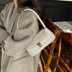 Sac sous le bras en tweed français avec boucle en métal doré et bandoulière blanche