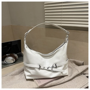 Dettaglio della borsa a tracolla bianca in ecopelle con fibbie metalliche argentate