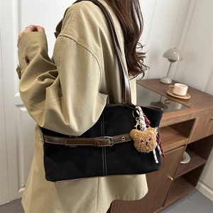 Grand sac fourre-tout noir en toile avec anses en cuir et breloque ours mignon