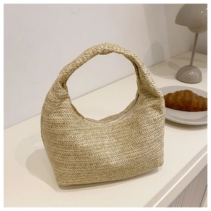 Détail du sac hobo en paille tressée beige avec motif chevrons et poignée robuste