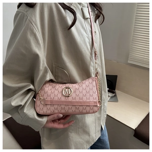 Detailansicht der rosa Umhängetasche mit M-Musterdruck und rundem Metall-Logo