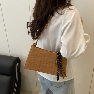 Borsa a tracolla intrecciata marrone minimalista da donna con charm decorativo a nodo rigato
