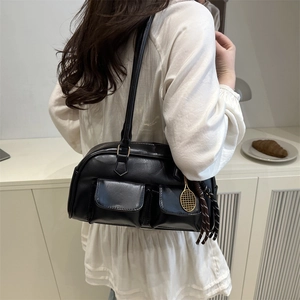 Elegante borsa hobo in PU nero lucido con tasche a patta e ciondolo a racchetta d'oro