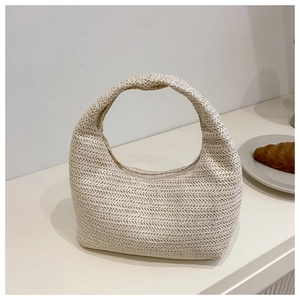 Détail du sac à main en croissant de couleur ivoire avec motif à chevrons et fermeture