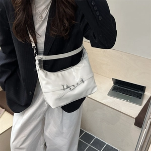 Borsa a tracolla bianca minimalista in pelle PU con tracolla regolabile e fibbia metallica