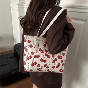 Sac cabas beige à imprimé cerises rouges et fines bretelles de haute qualité