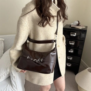Borsa a tracolla minimalista in ecopelle marrone cioccolato con fibbia argento regolabile