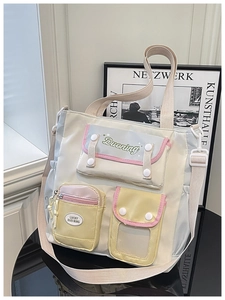 Gros plan d'un sac cabas en toile à poches multiples avec design patchwork coloré