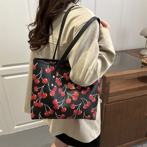 Sac fourre-tout noir chic avec imprimé cerise rouge et fines bretelles pour le quotidien