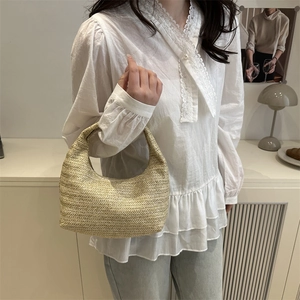 Sac à main chic en paille tressée pour femme au design minimaliste beige naturel